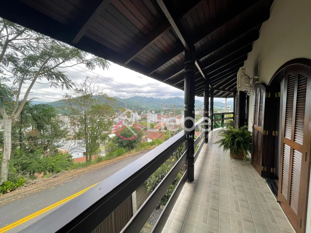 Linda Casa no coração da cidade de Pomerode com 545,15m de área construída num terreno de 1.147,83 m com vista panorâmica da cidade. — foto 5