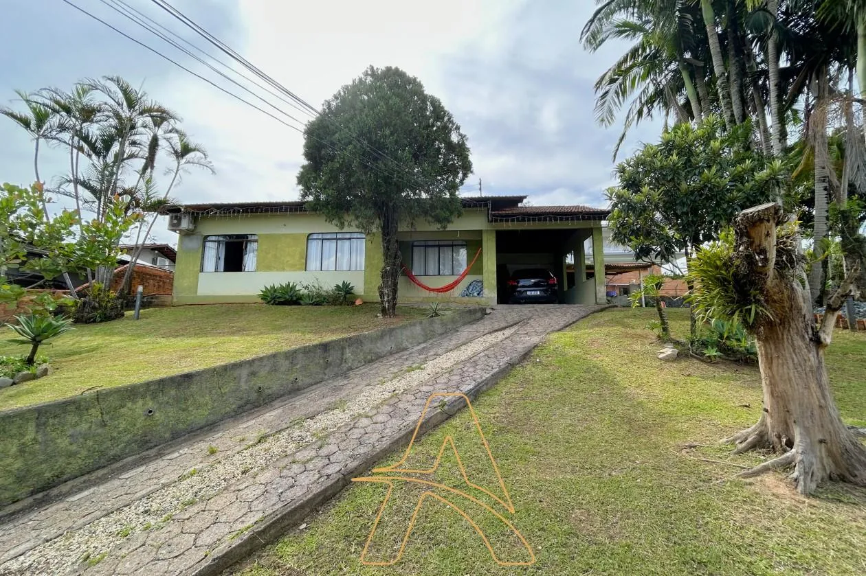 Casa com Amplo Terreno à Venda no Bairro Água Verde - foto 1
