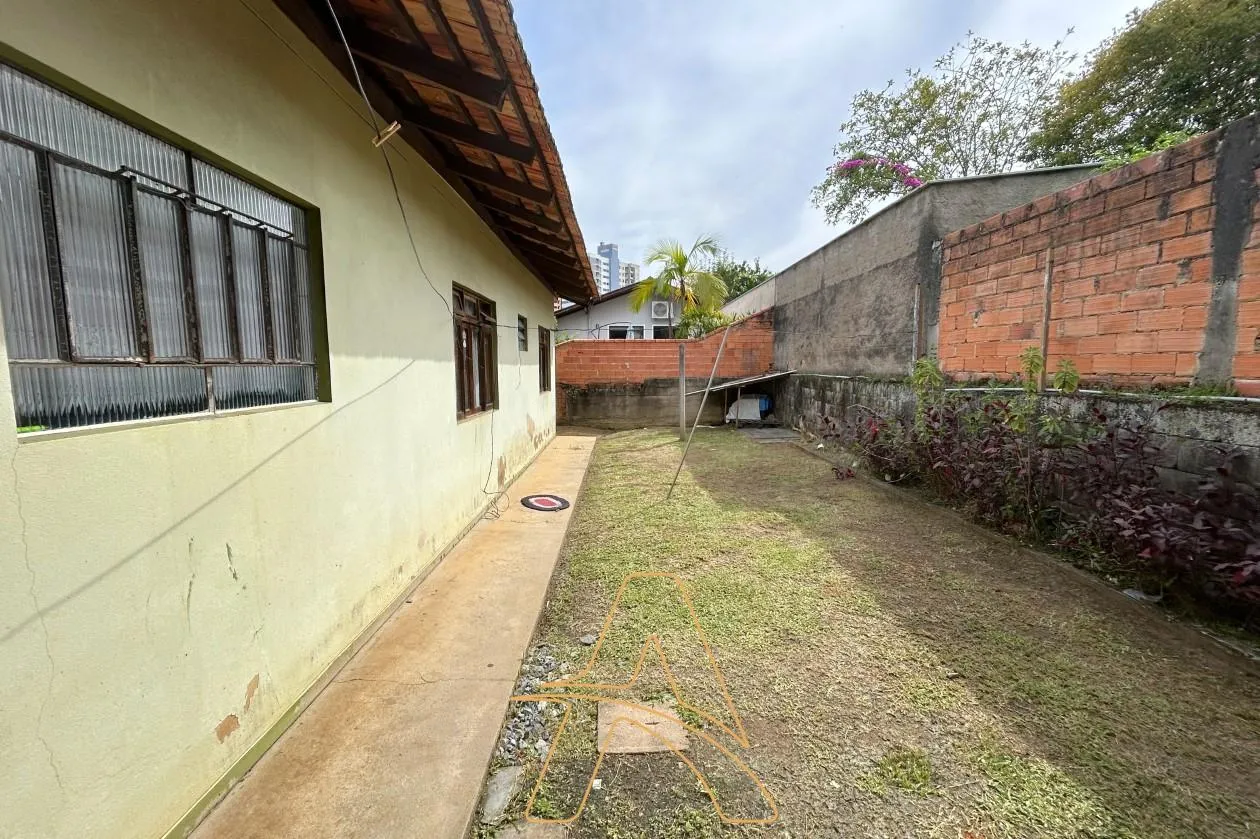 Casa com Amplo Terreno à Venda no Bairro Água Verde — foto 2