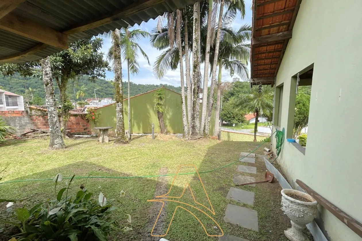Casa com Amplo Terreno à Venda no Bairro Água Verde — foto 3