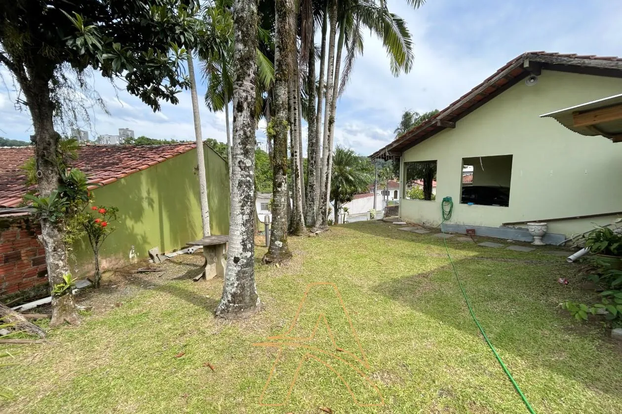 Casa com Amplo Terreno à Venda no Bairro Água Verde — foto 5
