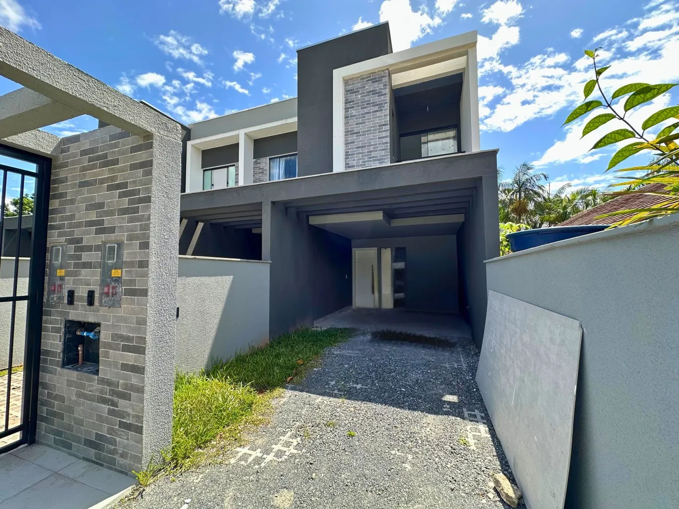 Excelente sobrado com três dormitórios no bairro Agua Verde. - foto 1