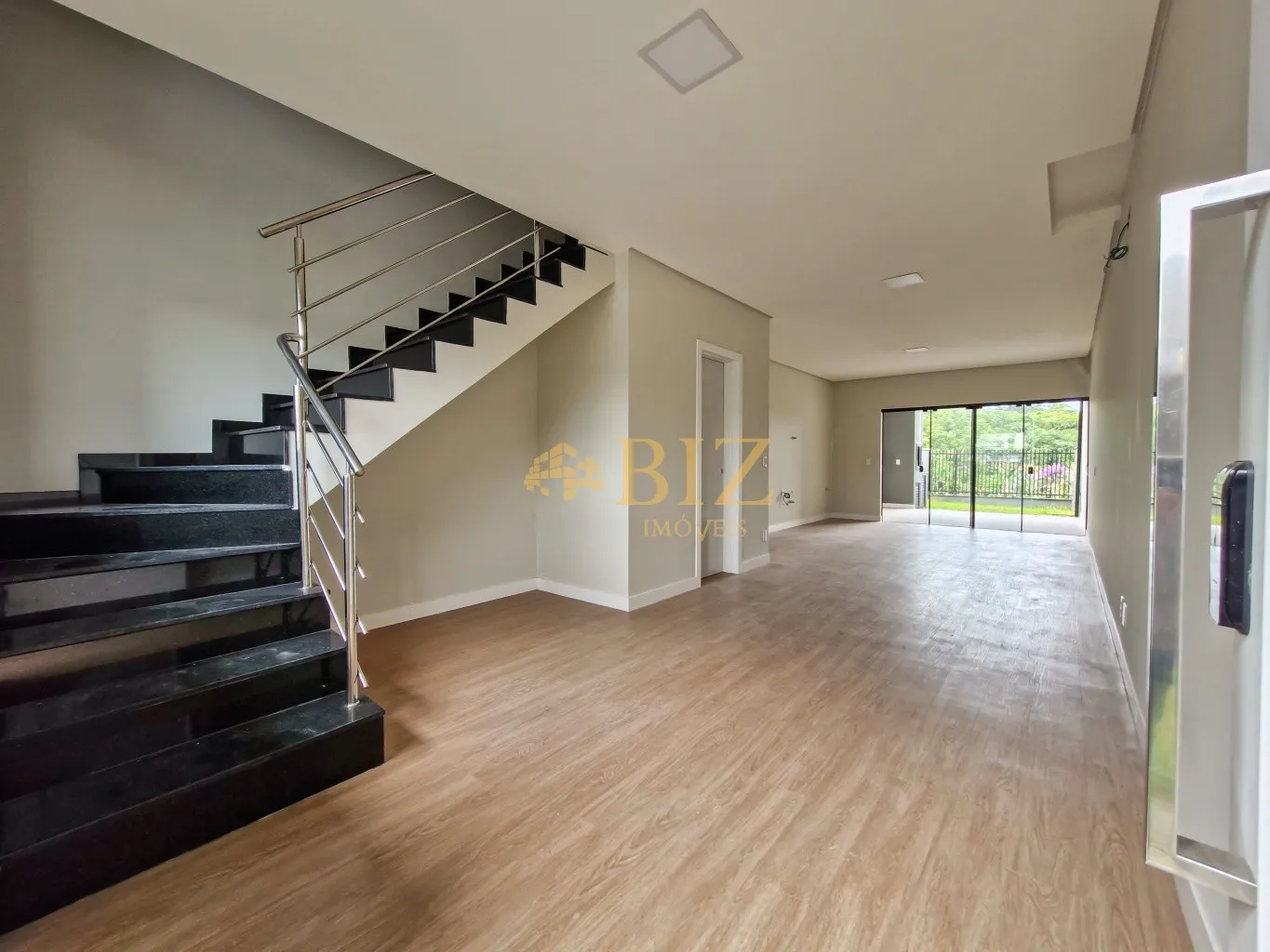 Sobrado com 3 quartos, sendo 1 suíte, com amplo espaço nos fundos, no Bairro Fortaleza Alta! - foto 1