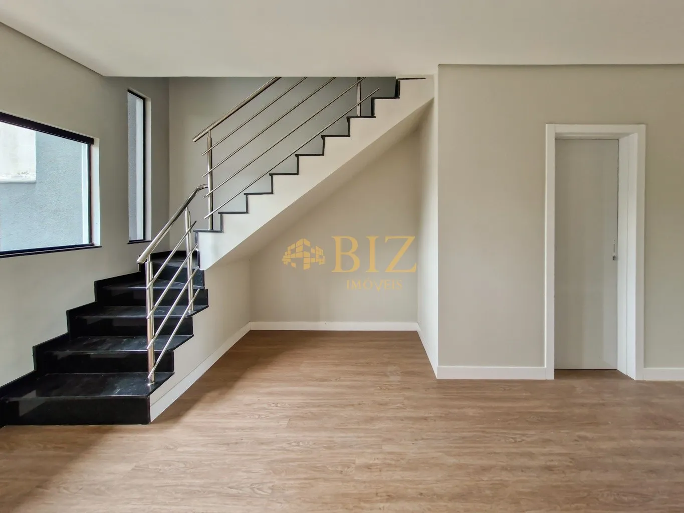 Sobrado com 3 quartos, sendo 1 suíte, com amplo espaço nos fundos, no Bairro Fortaleza Alta! — foto 3