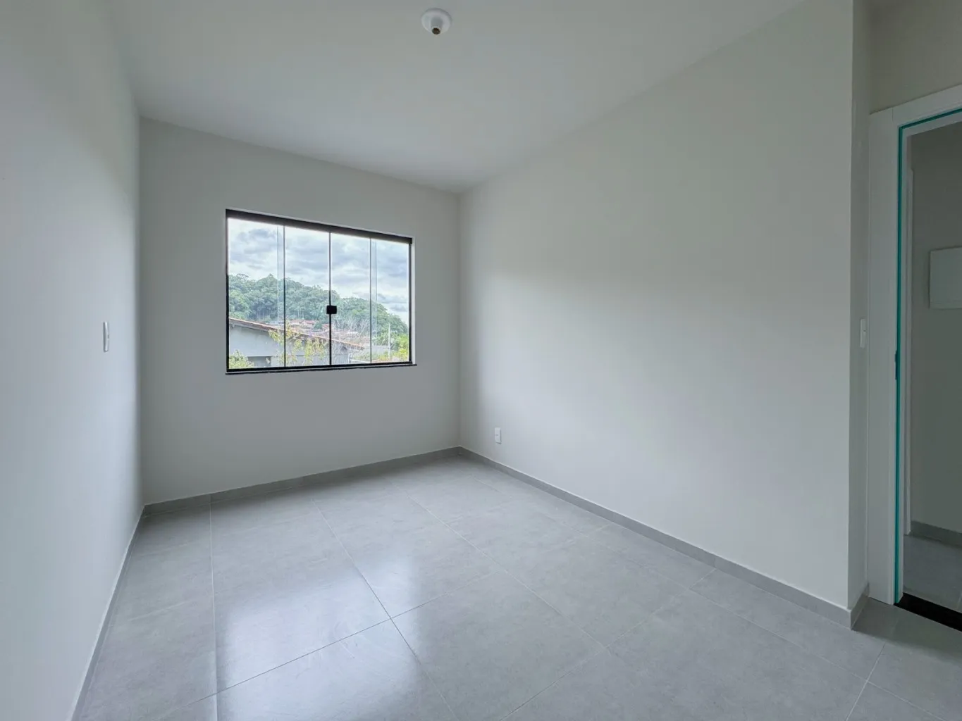 Casa Geminada com 2 Dormitórios e Excelente Acabamento. — foto 2