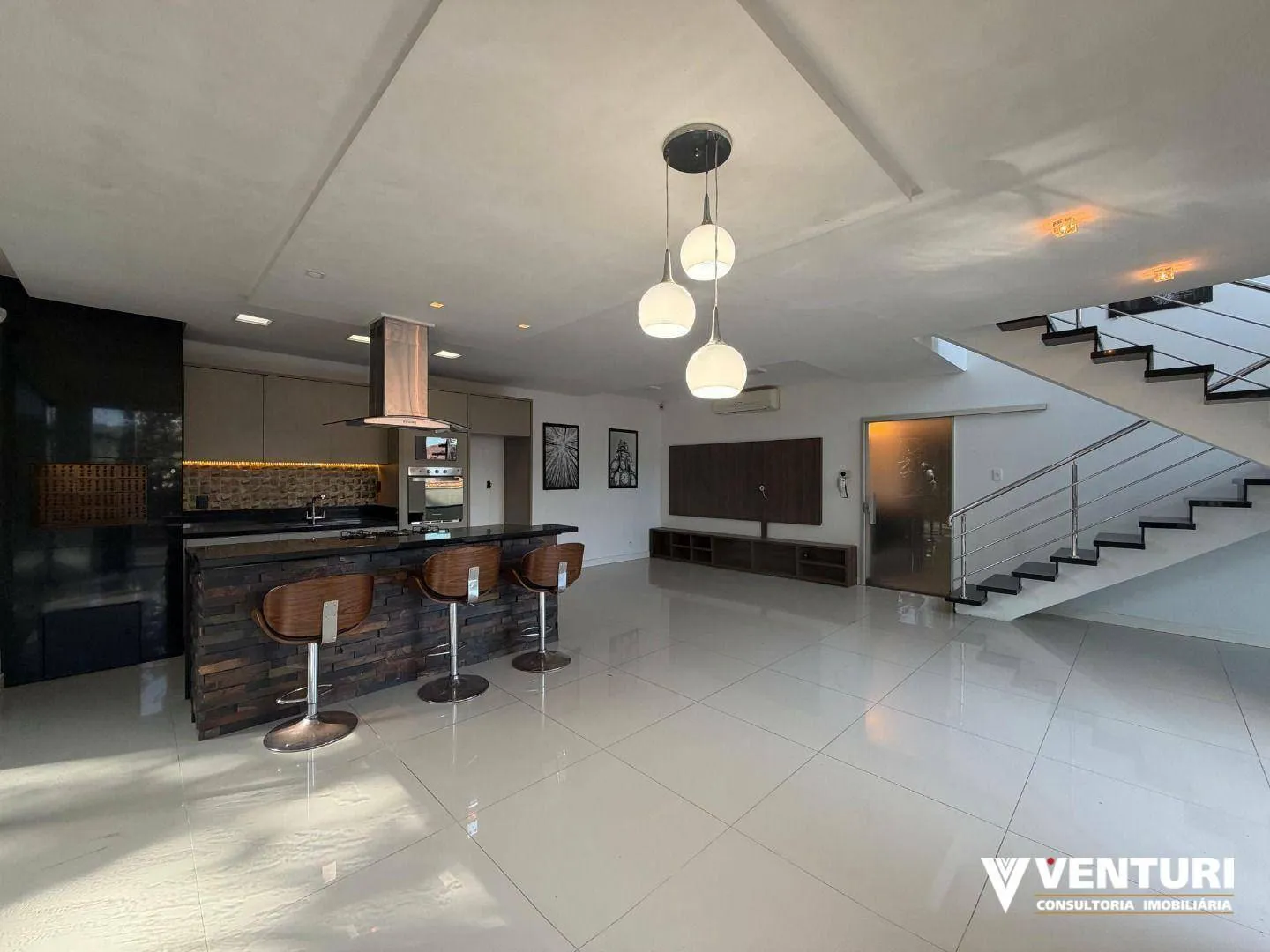 Casa com 3 dormitórios, sendo 1 suíte para alugar, 288 m por R$ 8.171/mês - Velha - Blumenau/SC - foto 1