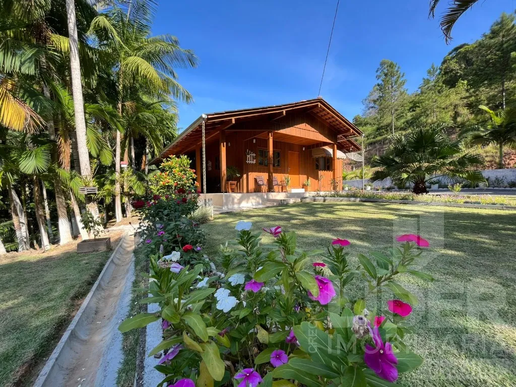 Sitio urbano com casa e galpão - foto 1