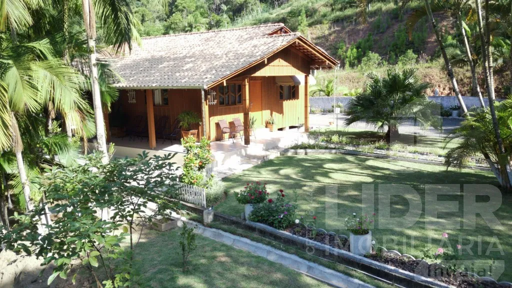 Sitio urbano com casa e galpão — foto 2