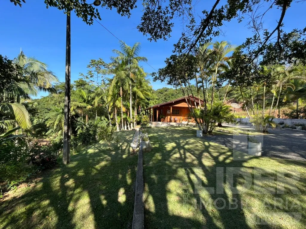 Sitio urbano com casa e galpão — foto 3