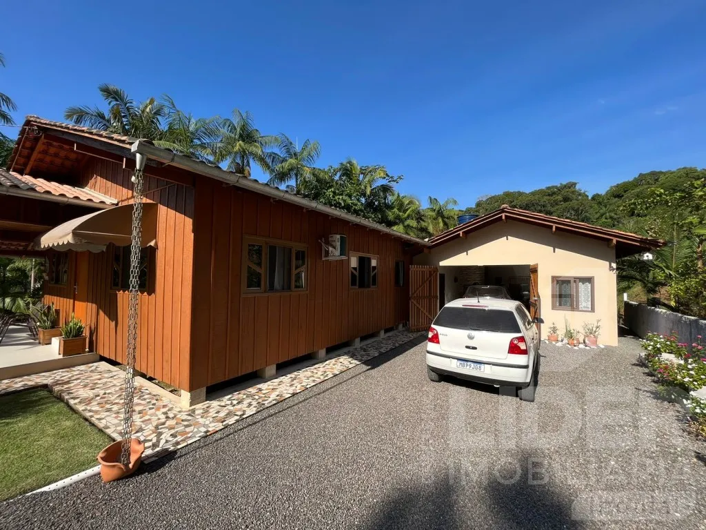 Sitio urbano com casa e galpão — foto 5