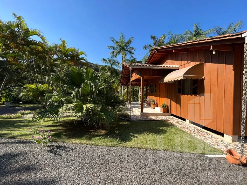 Sitio urbano com casa e galpão — foto 6
