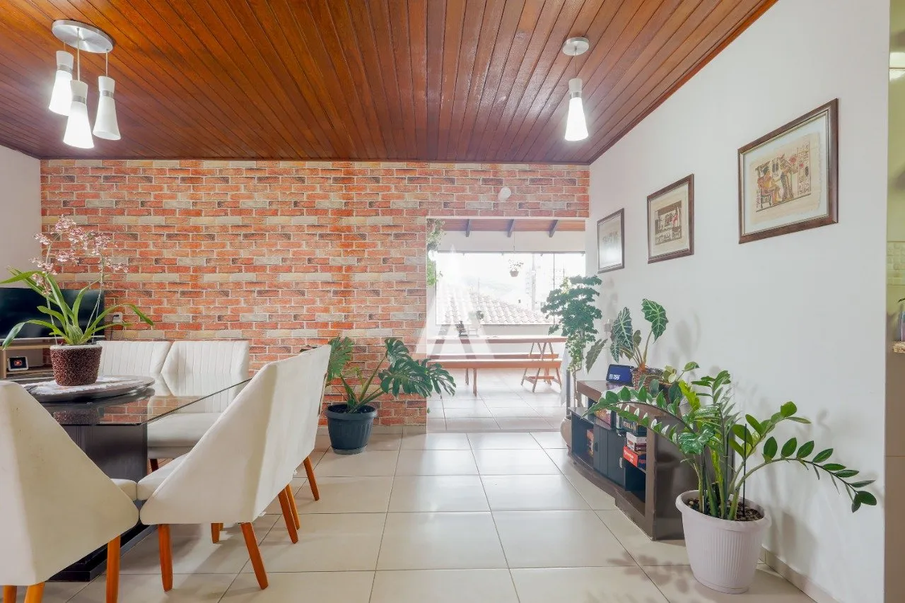 Casa com 1 suíte e 4 quartos à venda no bairro Iririú em Joinville-SC por R$1.400.000,00. — foto 2