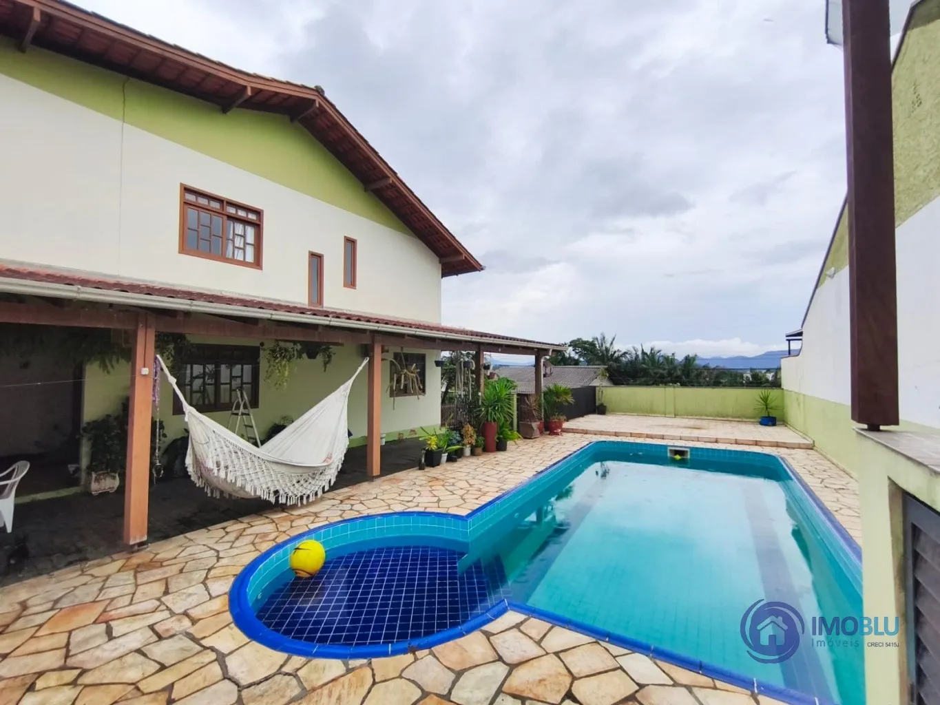 CASA COM PISCINA , 2 PAVIMENTOS , 3 VAGAS , BAIRRO TRIBESS , - foto 1