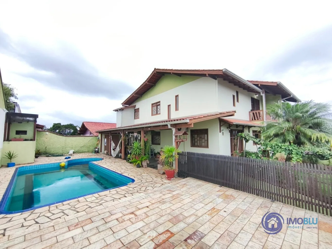 CASA COM PISCINA , 2 PAVIMENTOS , 3 VAGAS , BAIRRO TRIBESS , — foto 2