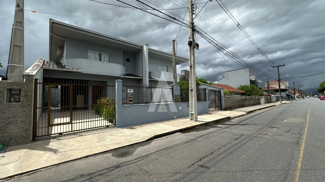 Sobrado geminado com 1 suíte e 2 quartos à venda no bairro Iririú em Joinville-SC por R$590.000,00. - foto 1