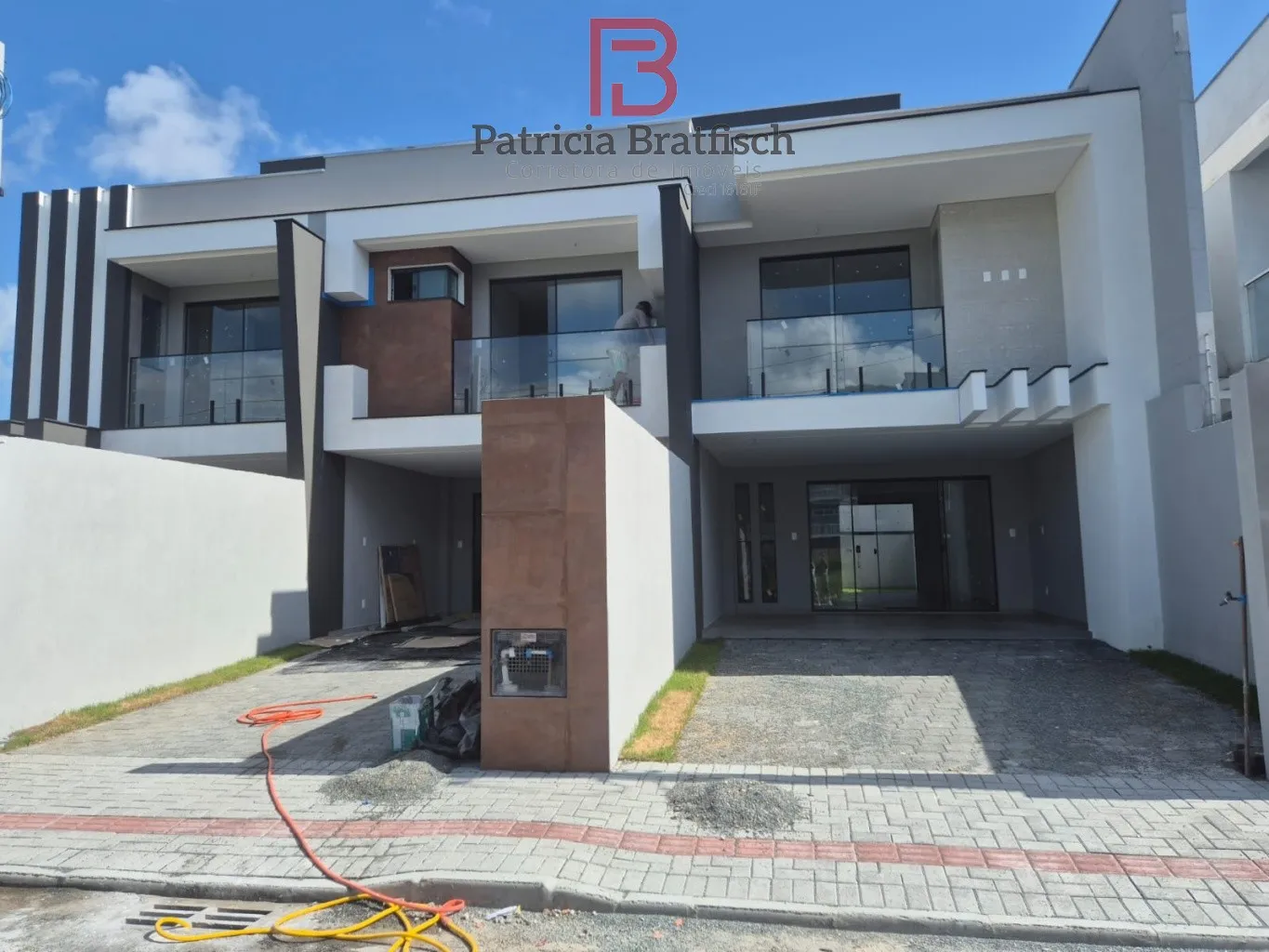 Sobrados novos em loteamento de excelente padrão, no Bairro Velha. Terreno livre frente e fundos. - foto 1