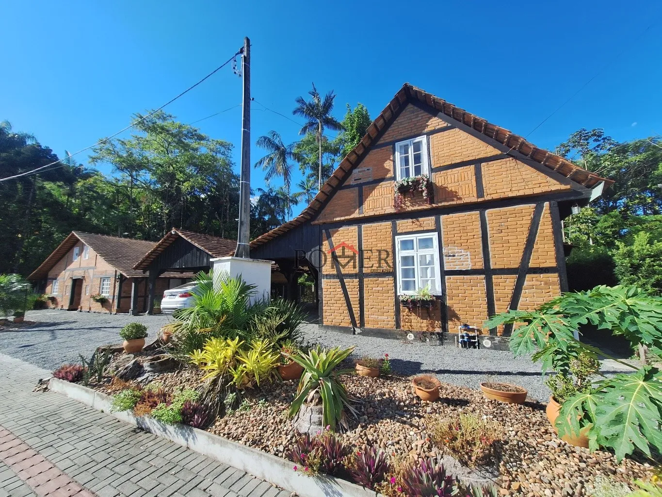 Pousada composta por 3 lindas Casas Estilo Enxaimel, totalmente mobiliadas, inclusive eletrodomésticos, no Centro de Pomerode, já faturando bem no AirBnB. - foto 1