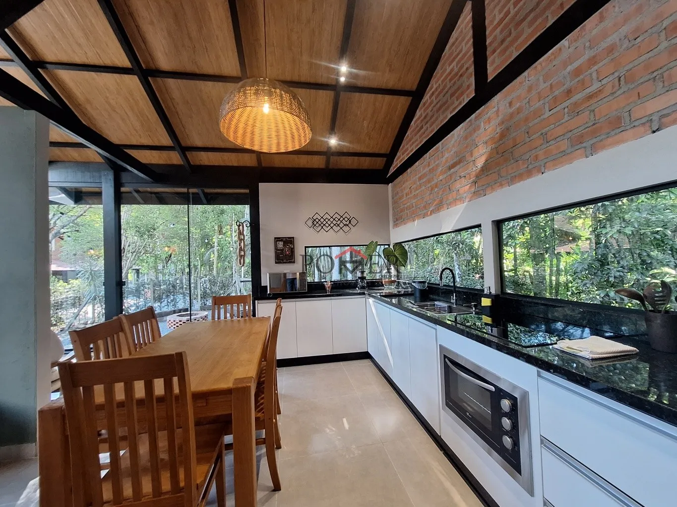 Pousada composta por 3 lindas Casas Estilo Enxaimel, totalmente mobiliadas, inclusive eletrodomésticos, no Centro de Pomerode, já faturando bem no AirBnB. — foto 2