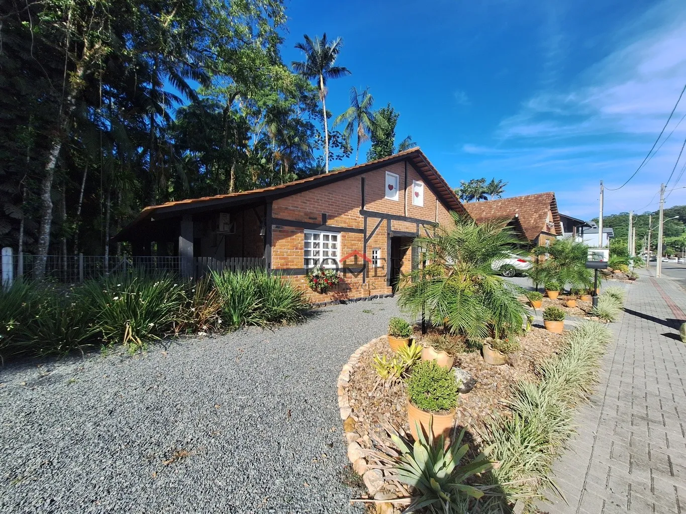 Pousada composta por 3 lindas Casas Estilo Enxaimel, totalmente mobiliadas, inclusive eletrodomésticos, no Centro de Pomerode, já faturando bem no AirBnB. — foto 6