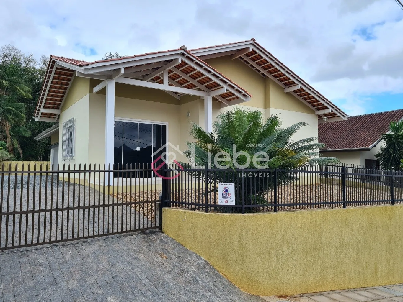 Linda Casa próximo do Centro da Cidade de Pomerode em localização privilegiada, no alto, rua asfaltada e sem saída. Com 164,72m de construção num terreno com 519,76m. - foto 1