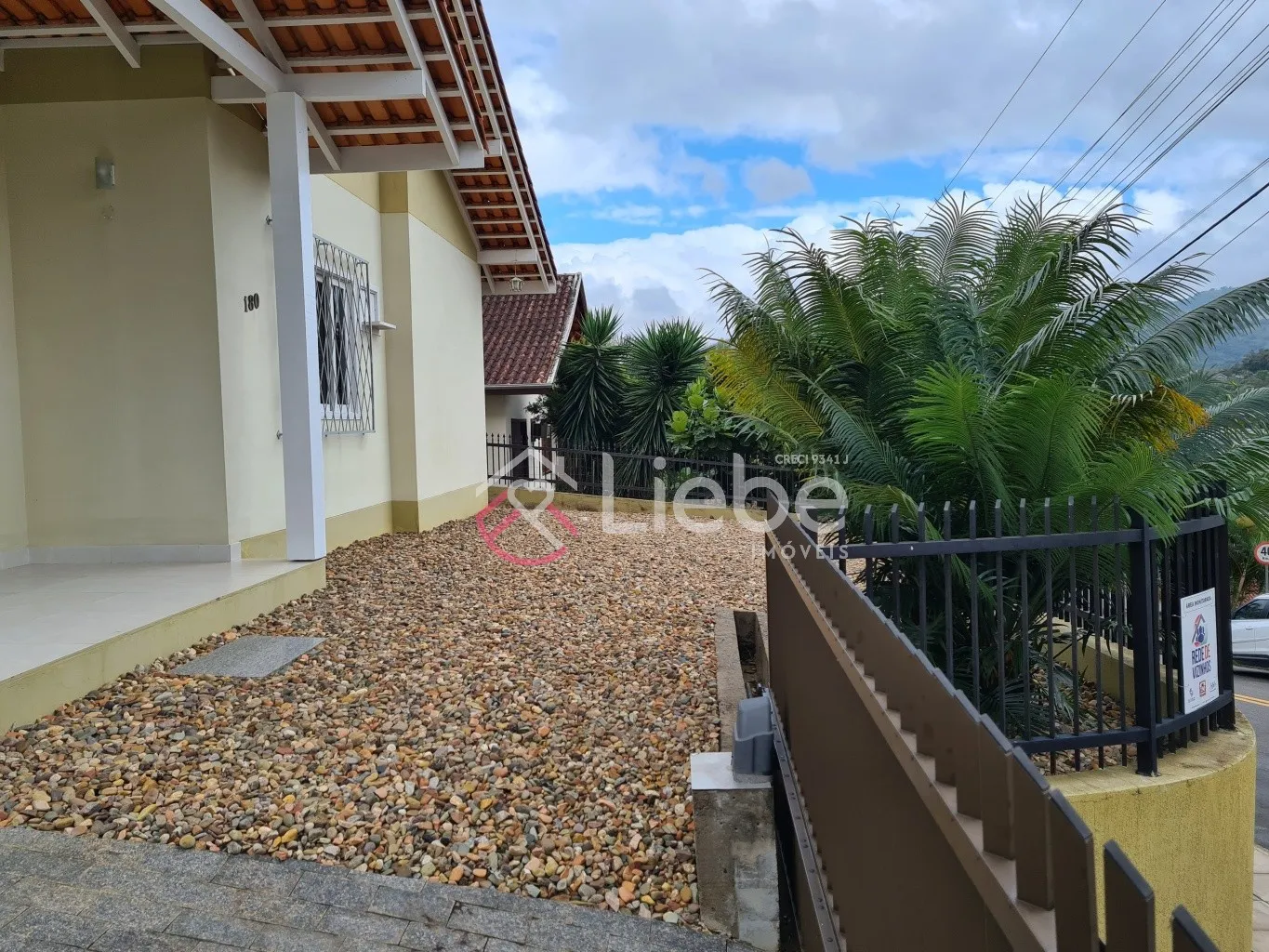 Linda Casa próximo do Centro da Cidade de Pomerode em localização privilegiada, no alto, rua asfaltada e sem saída. Com 164,72m de construção num terreno com 519,76m. — foto 2