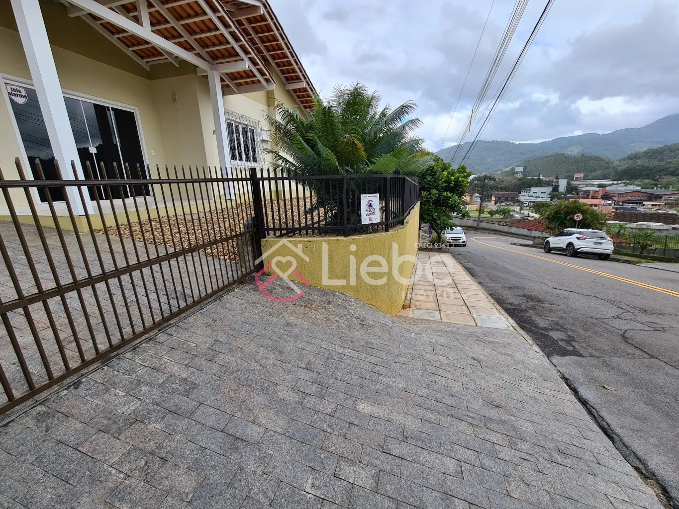 Linda Casa próximo do Centro da Cidade de Pomerode em localização privilegiada, no alto, rua asfaltada e sem saída. Com 164,72m de construção num terreno com 519,76m. — foto 3