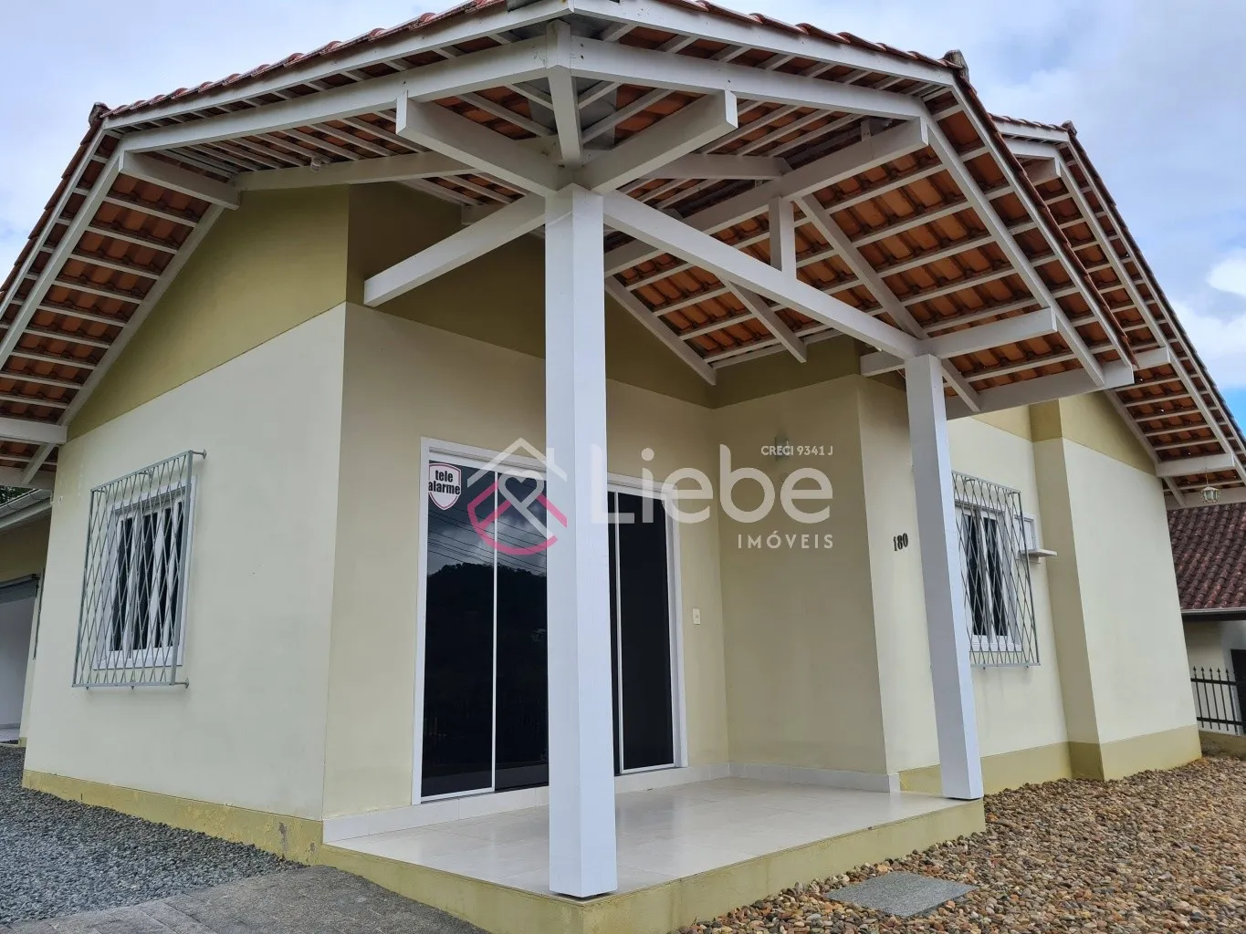 Linda Casa próximo do Centro da Cidade de Pomerode em localização privilegiada, no alto, rua asfaltada e sem saída. Com 164,72m de construção num terreno com 519,76m. — foto 4