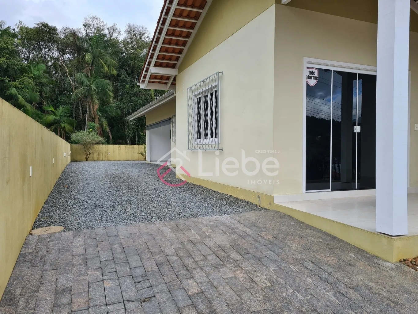 Linda Casa próximo do Centro da Cidade de Pomerode em localização privilegiada, no alto, rua asfaltada e sem saída. Com 164,72m de construção num terreno com 519,76m. — foto 5