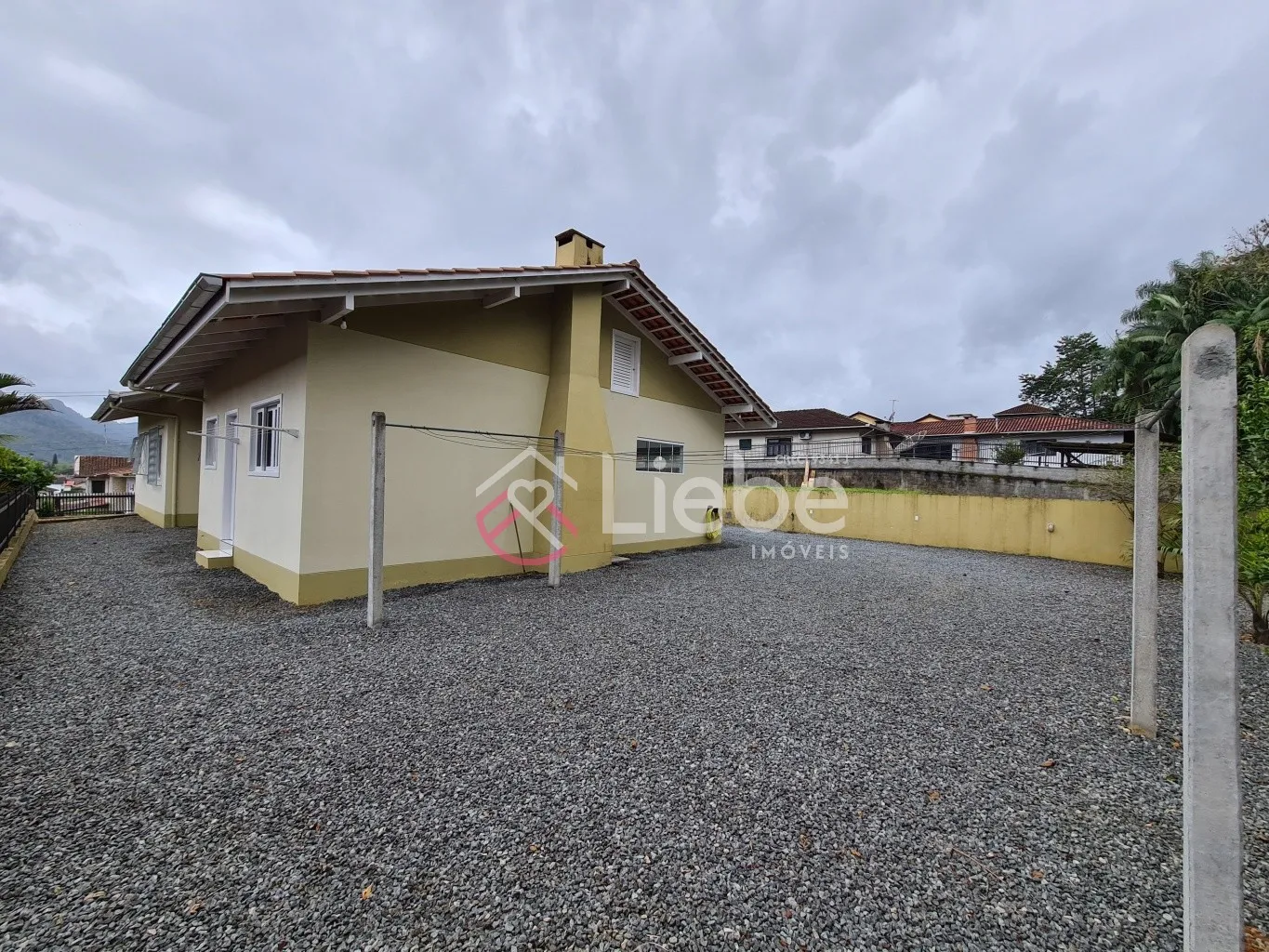 Linda Casa próximo do Centro da Cidade de Pomerode em localização privilegiada, no alto, rua asfaltada e sem saída. Com 164,72m de construção num terreno com 519,76m. — foto 7