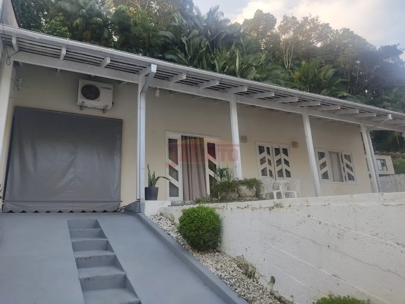 Casa de alvenaria com 3 quartos, demais dependências e 2 vagas de garagem, na Fortaleza Alta. - foto 1