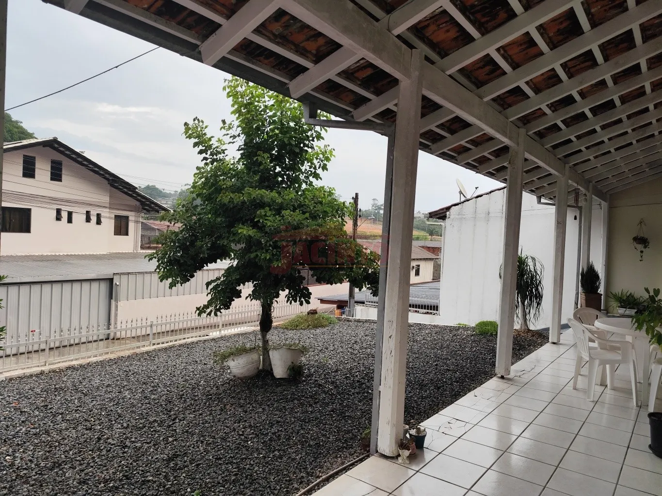 Casa de alvenaria com 3 quartos, demais dependências e 2 vagas de garagem, na Fortaleza Alta. — foto 2