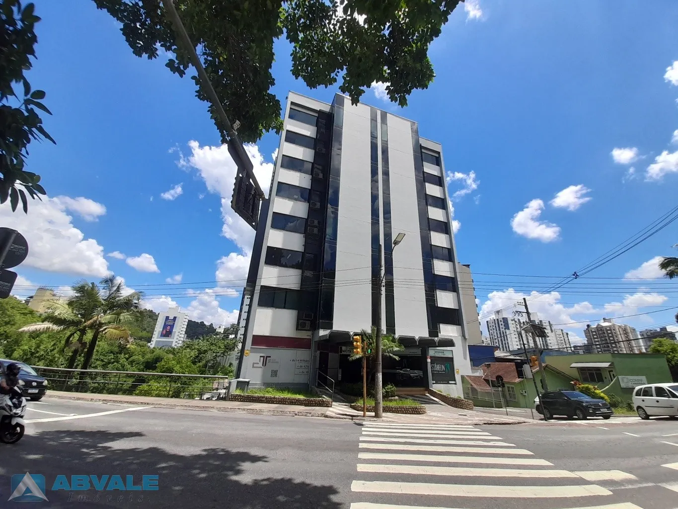 Sala comercial com 58 m no Centro de Blumenau, no Edifício Master Center, ao lado da Prefeitura, com banheiro privativo, divisórias instaladas, portaria, elevadores e excelente localização para escritórios e atividades profissionais — foto 2