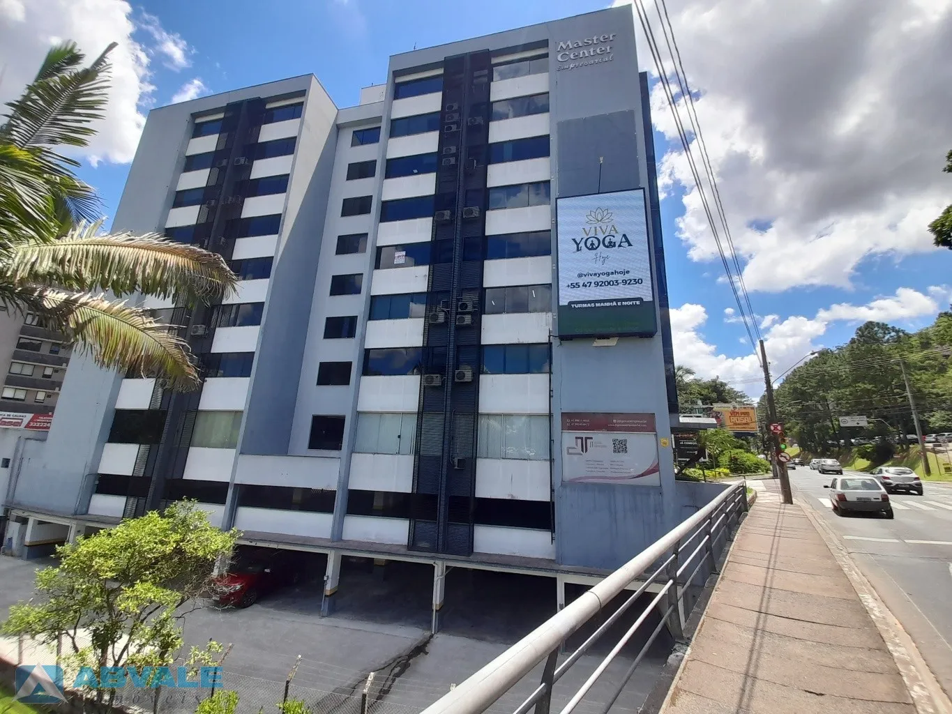 Sala comercial com 58 m no Centro de Blumenau, no Edifício Master Center, ao lado da Prefeitura, com banheiro privativo, divisórias instaladas, portaria, elevadores e excelente localização para escritórios e atividades profissionais — foto 3
