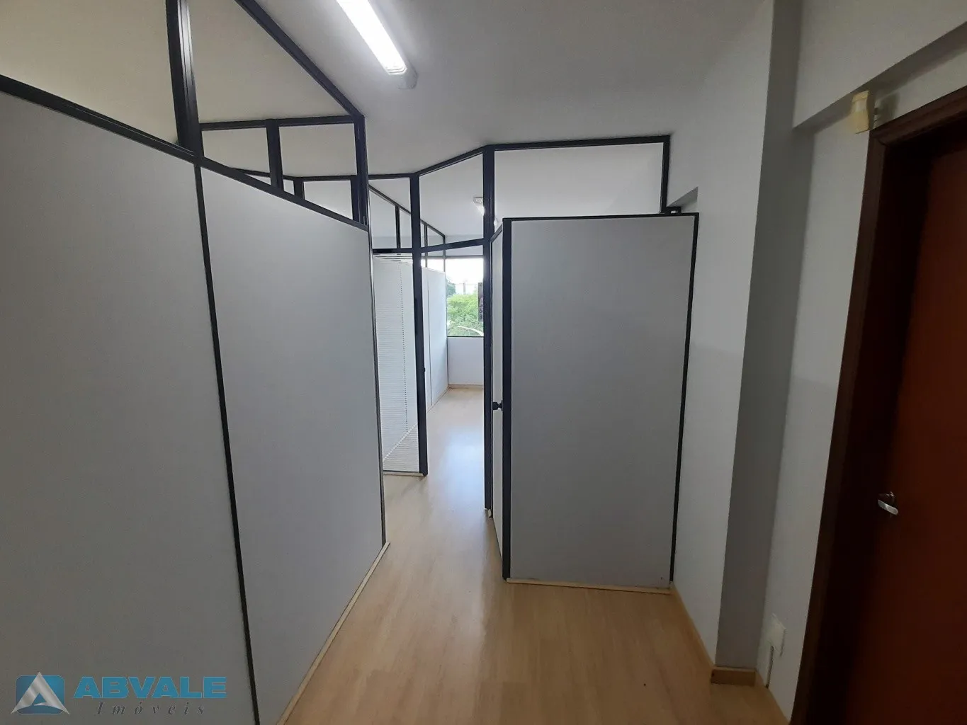 Sala comercial com 58 m no Centro de Blumenau, no Edifício Master Center, ao lado da Prefeitura, com banheiro privativo, divisórias instaladas, portaria, elevadores e excelente localização para escritórios e atividades profissionais — foto 5
