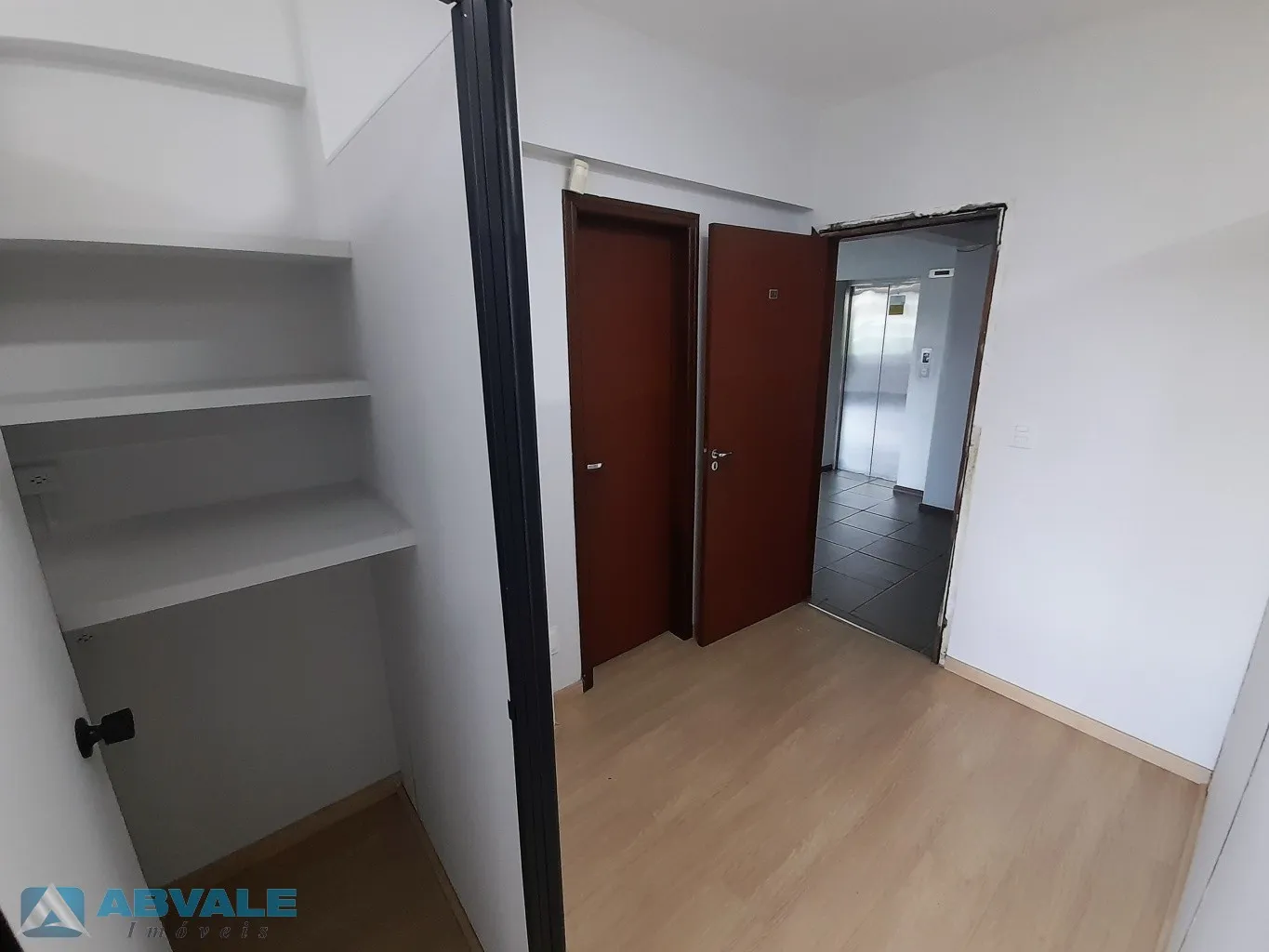 Sala comercial com 58 m no Centro de Blumenau, no Edifício Master Center, ao lado da Prefeitura, com banheiro privativo, divisórias instaladas, portaria, elevadores e excelente localização para escritórios e atividades profissionais — foto 6