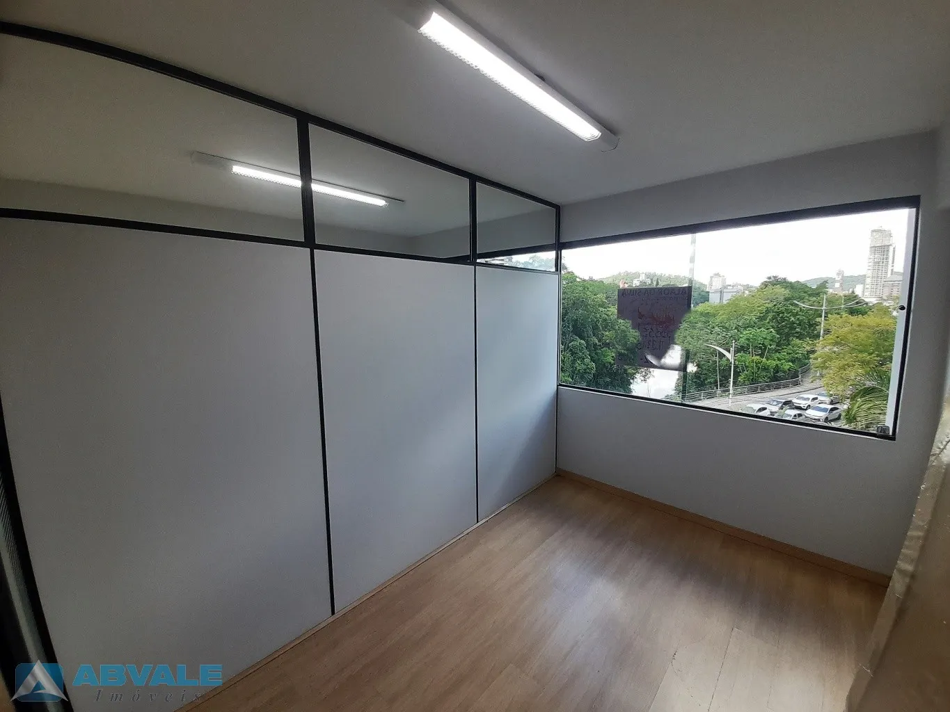 Sala comercial com 58 m no Centro de Blumenau, no Edifício Master Center, ao lado da Prefeitura, com banheiro privativo, divisórias instaladas, portaria, elevadores e excelente localização para escritórios e atividades profissionais — foto 7