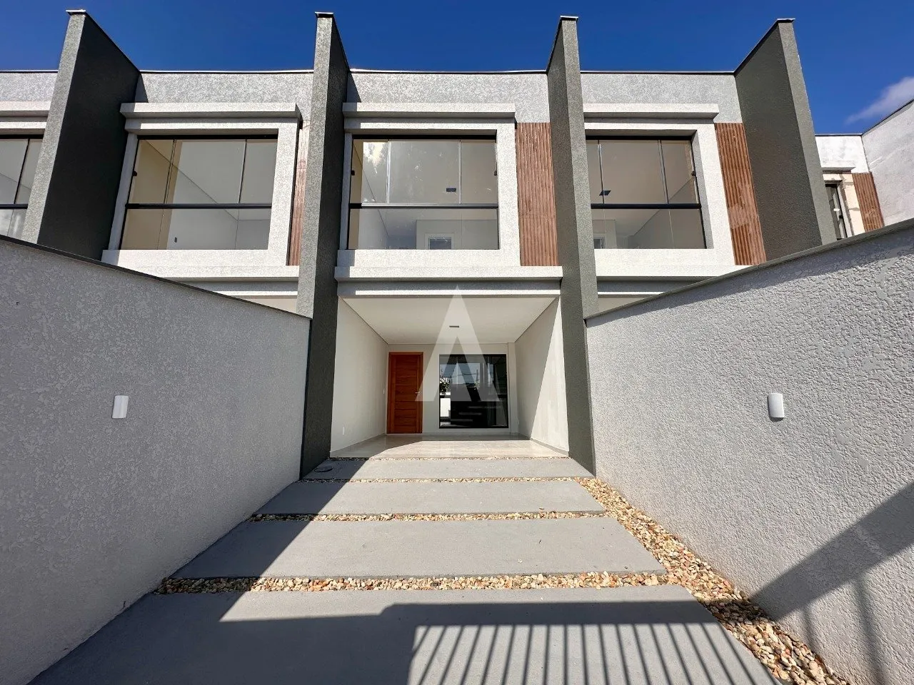 Sobrado geminado com 1 suíte e 2 quartos à venda no bairro Costa e Silva em Joinville-SC por R$575.000,00. - foto 1