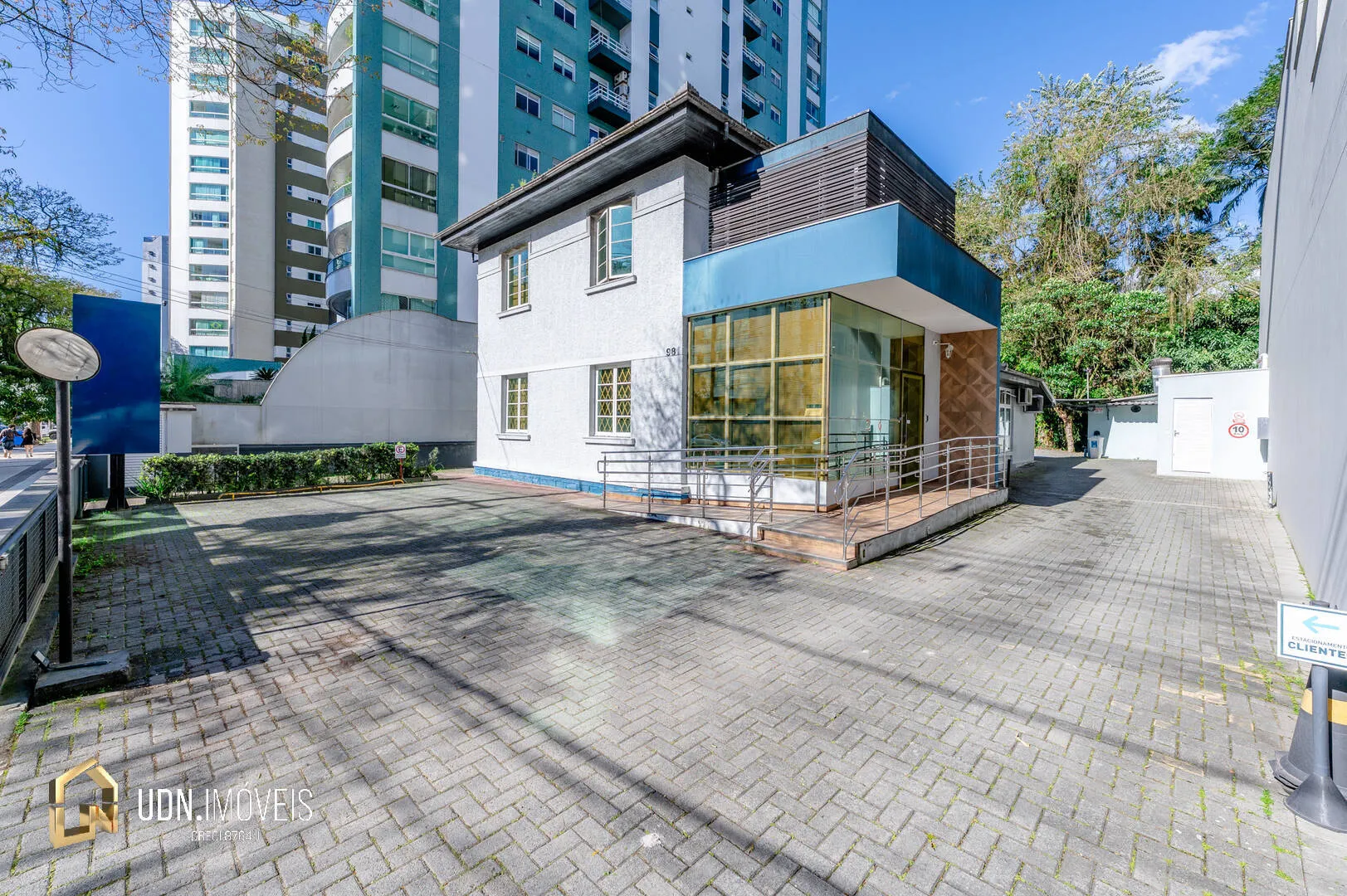 Casa Comercial Ampla com 550m e Estacionamento no Jardim Blumenau - foto 1