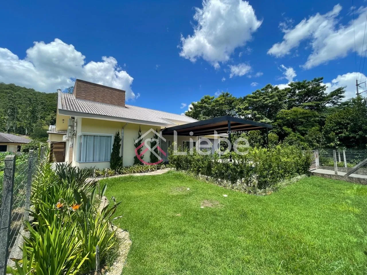 Bom gosto em cada detalhe nesta CASA SEMI MOBILADA próximo do centro da Cidade de Pomerode com 250,00m de área construída num terreno de 491,15m. - foto 1