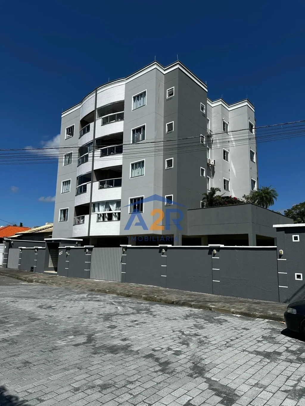 Apartamento com 2 quartos sendo 1 súite e 2 vagas de garagem, banheiros mobiliados e decorados, e imóvel com porcelanato e laminado nos quartos. - foto 1