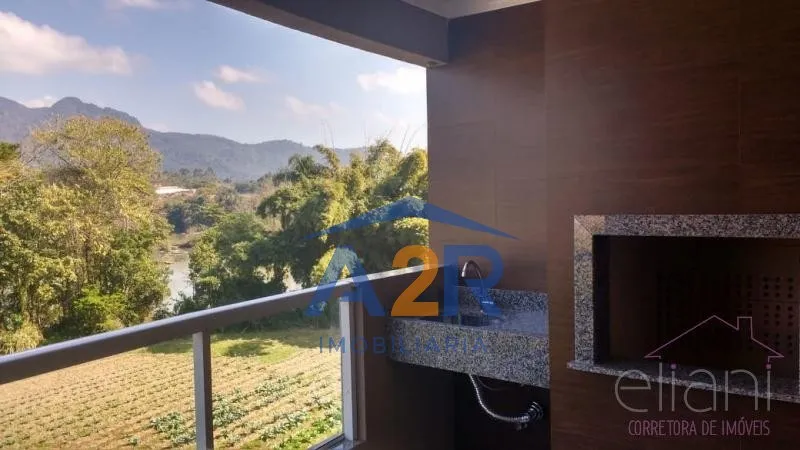 Apartamento com 2 quartos sendo 1 súite e 2 vagas de garagem, banheiros mobiliados e decorados, e imóvel com porcelanato e laminado nos quartos. — foto 2