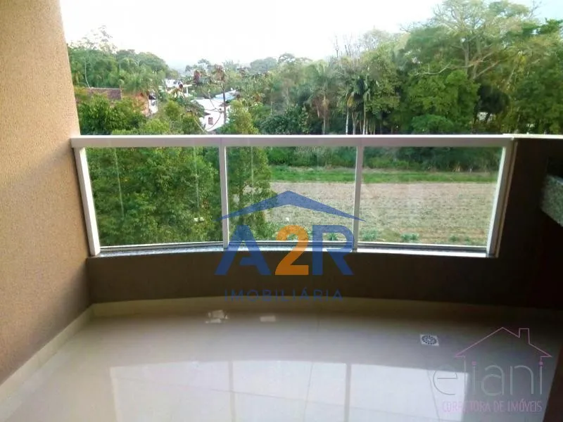 Apartamento com 2 quartos sendo 1 súite e 2 vagas de garagem, banheiros mobiliados e decorados, e imóvel com porcelanato e laminado nos quartos. — foto 3