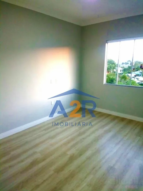 Apartamento com 2 quartos sendo 1 súite e 2 vagas de garagem, banheiros mobiliados e decorados, e imóvel com porcelanato e laminado nos quartos. — foto 4