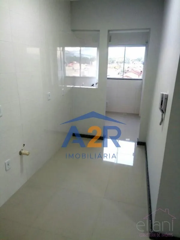 Apartamento com 2 quartos sendo 1 súite e 2 vagas de garagem, banheiros mobiliados e decorados, e imóvel com porcelanato e laminado nos quartos. — foto 5
