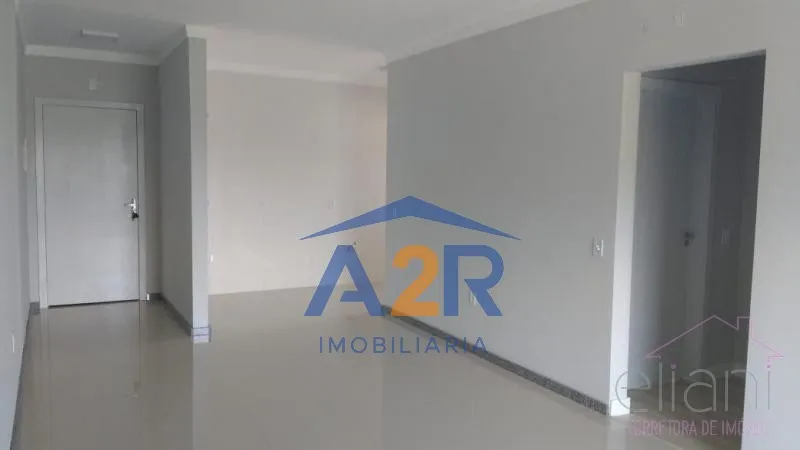 Apartamento com 2 quartos sendo 1 súite e 2 vagas de garagem, banheiros mobiliados e decorados, e imóvel com porcelanato e laminado nos quartos. — foto 6