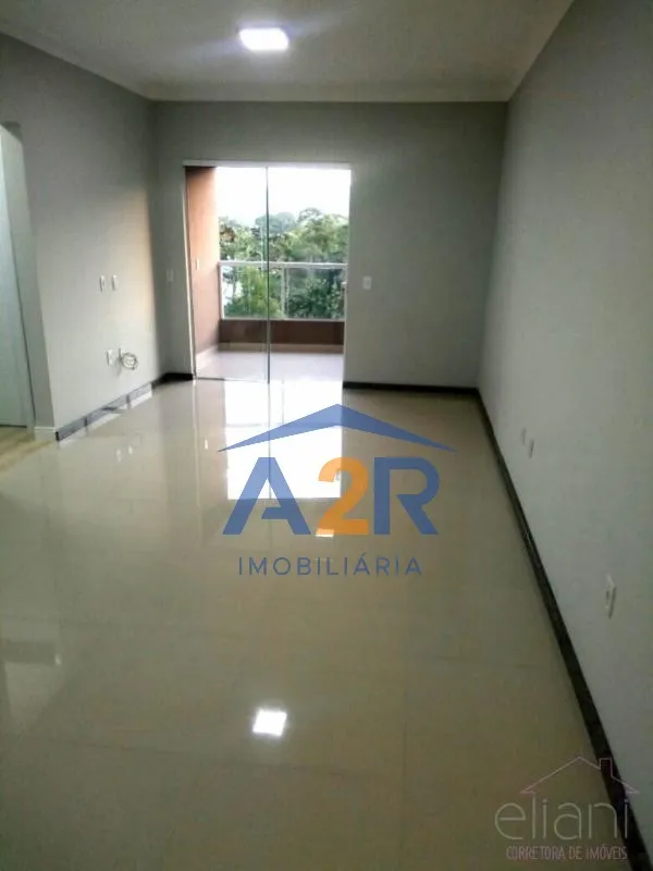 Apartamento com 2 quartos sendo 1 súite e 2 vagas de garagem, banheiros mobiliados e decorados, e imóvel com porcelanato e laminado nos quartos. — foto 7