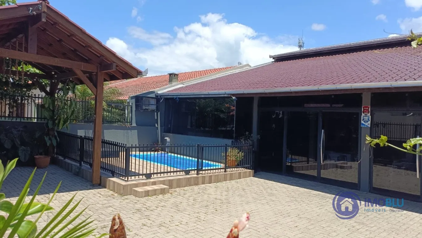 CASA COM PISCINA , CENTRO DE PENHA , DOIS PISOS — foto 2