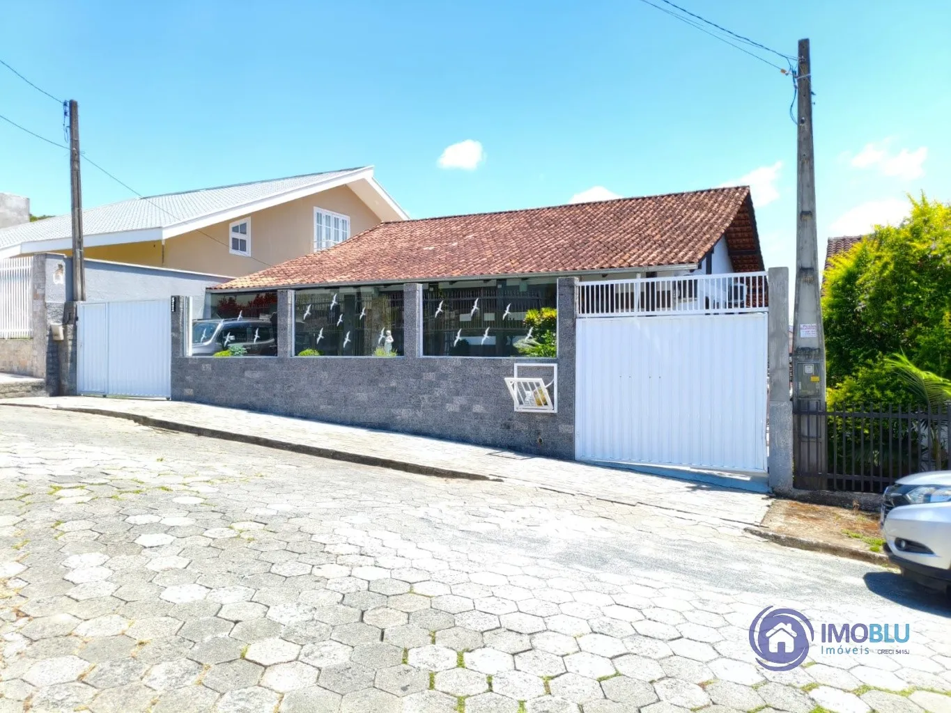 casa com piscina , área de festas , cinco vagas , suíte máster . - foto 1