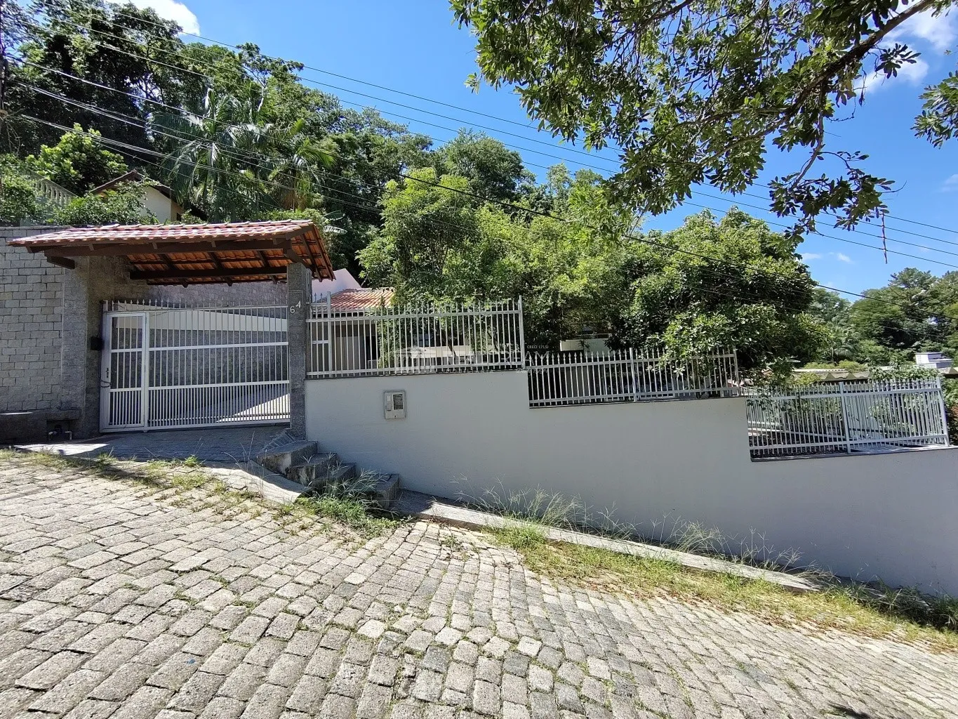 Excelente Casa Averbada com 278m - 6 Quartos (sendo 2 suítes) - Ideal para 2 Famílias ou Uso Comercial/Residencial . - foto 1