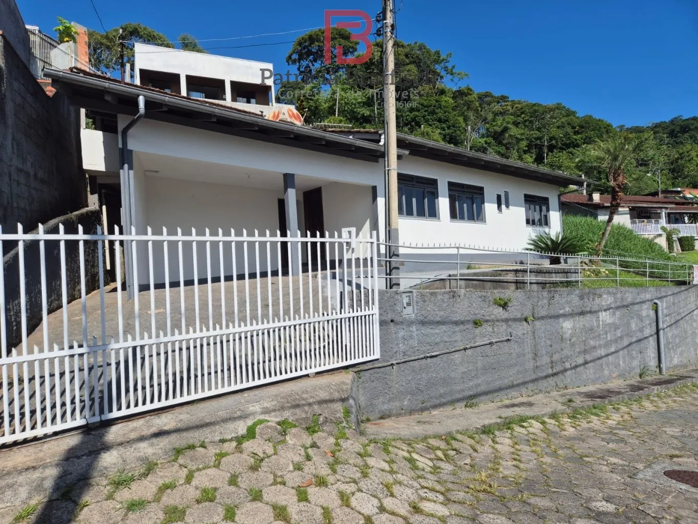 Casa semi mobiliada, térrea com 03 dormitórios, com fácil acesso ao Centro de Blumenau e saída para BR 470. - foto 1